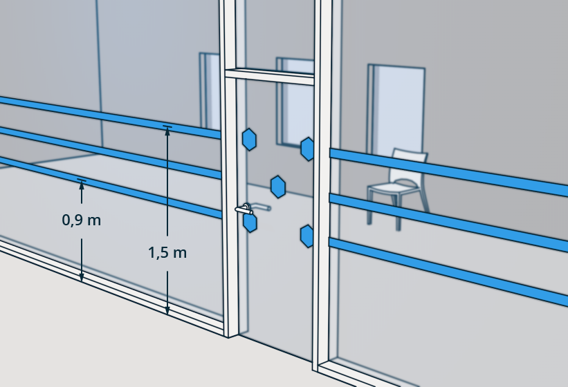 § 12-17 Figur 1: Glassfelt som er kontrastmerket med glassmarkør som er synlig fra begge sider og i to høyder, med forskjellig mønster i døren og nærliggende glassfelt.