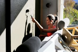 Kvinne maler vegg i stue_oppussing_bolig_Foto Carl Martin Nordby.jpg
