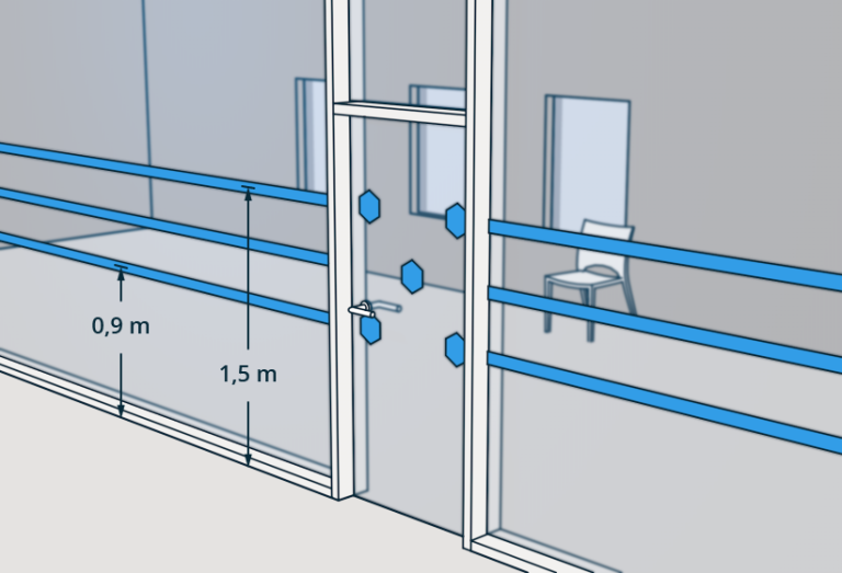 § 12-17 Figur 1: Glassfelt som er kontrastmerket med glassmarkør som er synlig fra begge sider og i to høyder, med forskjellig mønster i døren og nærliggende glassfelt.