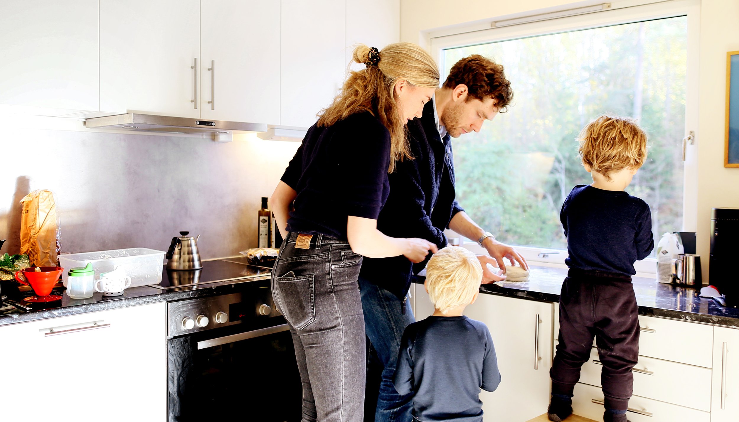 familie baker på kjøkkenet