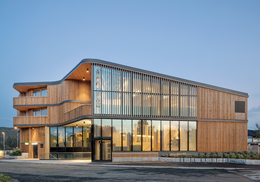 Samling, et kombinert bibliotek, bank- og leilighetsbygg i Sand sentrum i Nord-Odal fikk hedrende omtale av juryen for Statens pris for byggkvalitet i 2021
